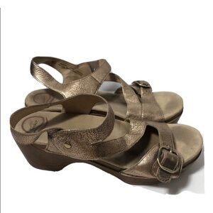 Dansko gold leather sandal clogs. Size 41.